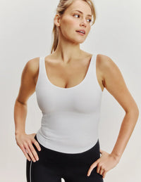 Sarah is a 34DD and wears a Knix size M+ | White