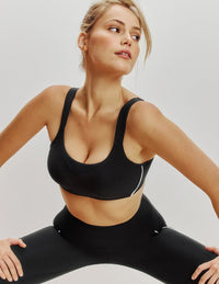 Sarah is a 34DD and wears a Knix size M+ | Black