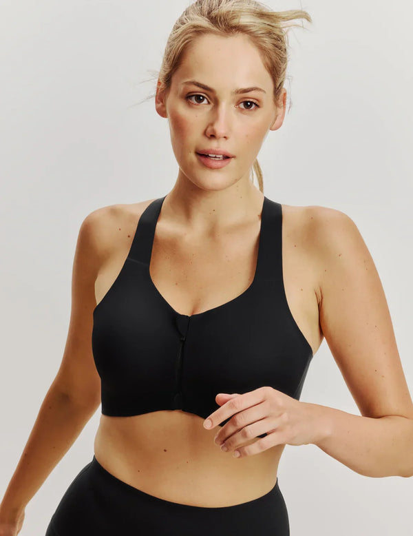 Sarah is a 34DD and wears a Knix size 6+ | Black