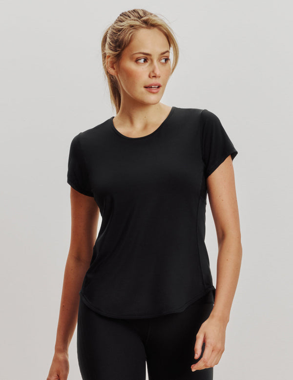 Sarah is a 34DD and wears a Knix size M | Black