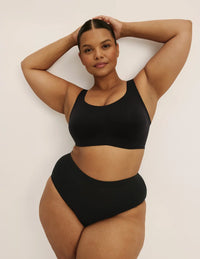 Leslie is a 38D and wearing KNIX XL+  | Black