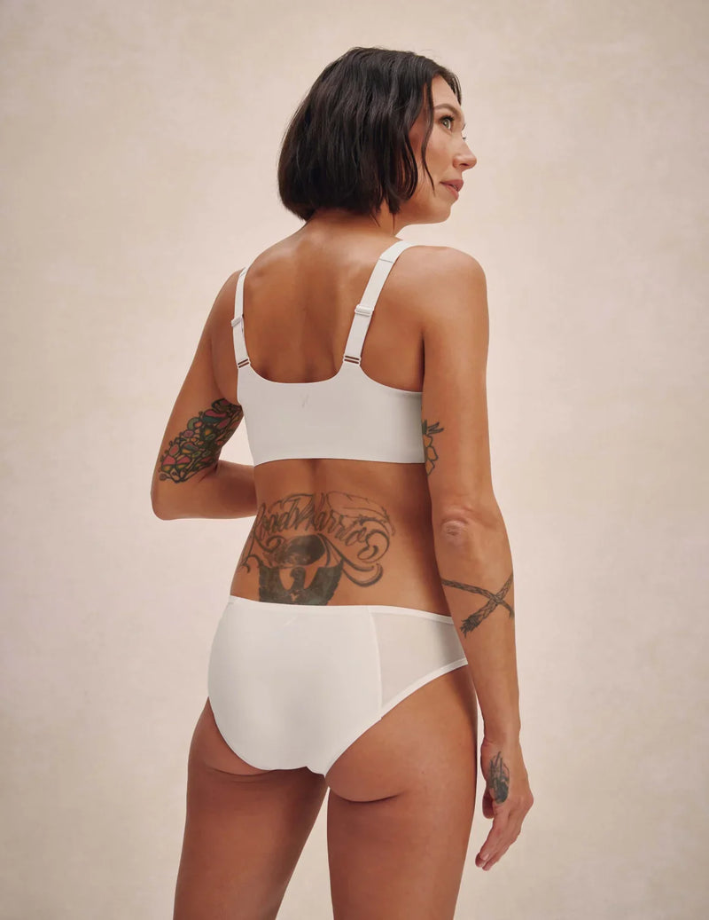 Sarain Fox is wearing KNIX S | White