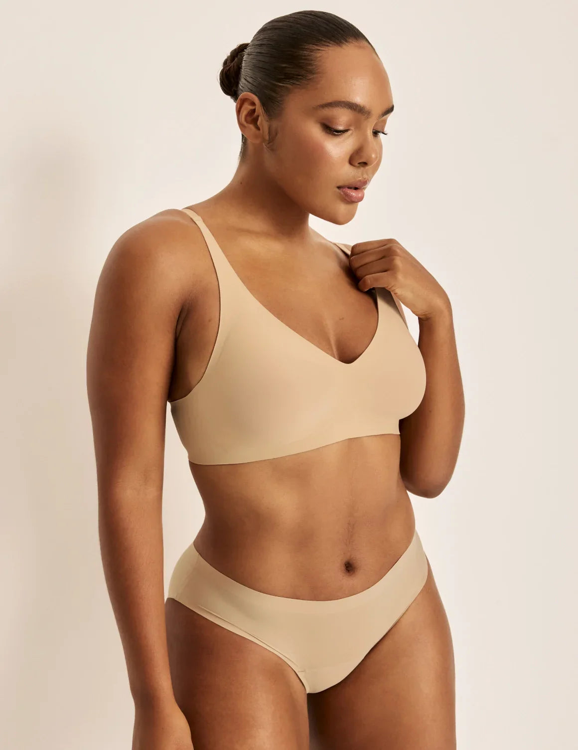 Amber has 46” hips, and wearing KNIX L | Warm Sand