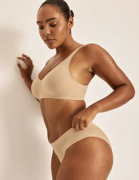 Amber has 46” hips, and wearing KNIX L | Warm Sand