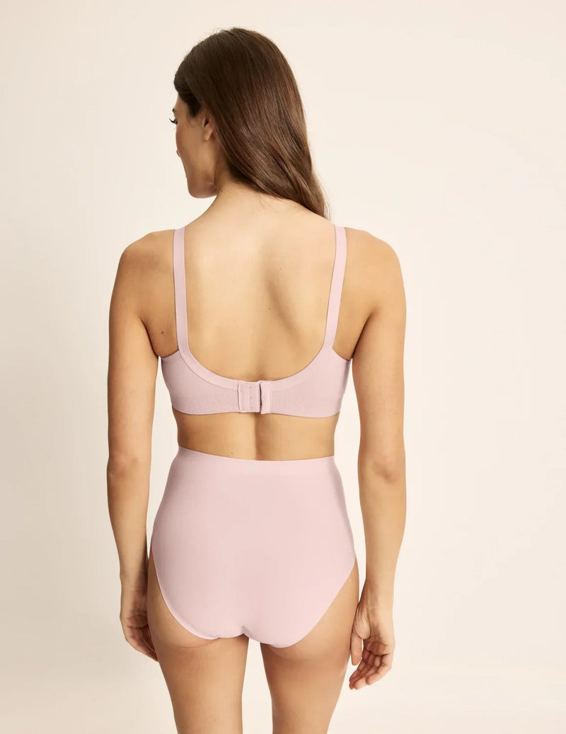 Sofia is 32D and wears a Knix size S+ | Rose Water