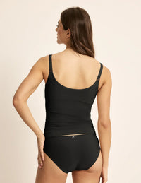 Sofia is 32D and wears a Knix size S  | Black