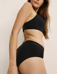 Sarah has 38.5” hips, and wearing KNIX M | Black