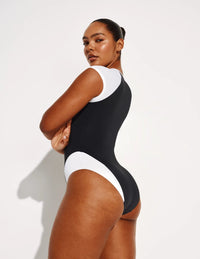 Amber is 5’10.5”, a 36C, has 44” hips and wears a Knix size L | Black/White