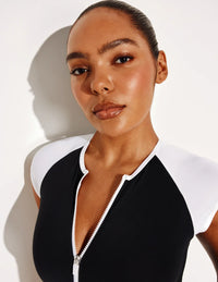 Amber is 5’10.5”, a 36C, has 44” hips and wears a Knix size L | Black/White