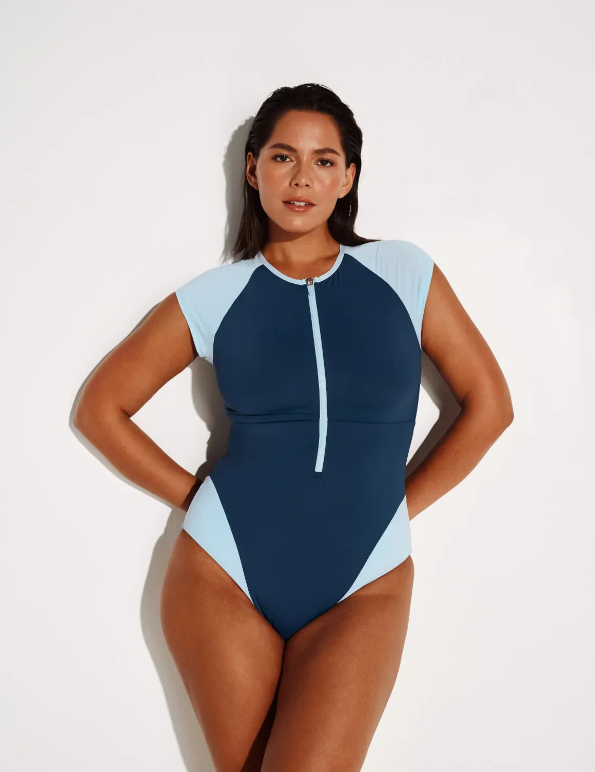 Maya is 5’7”, a 34DDD, has 43” hips and wears a Knix size L  | Horizon/Blue Ice