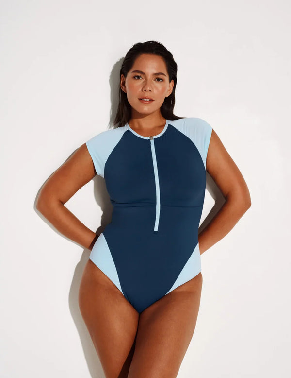 Maya is 5’7”, a 34DDD, has 43” hips and wears a Knix size L  | Horizon/Blue Ice
