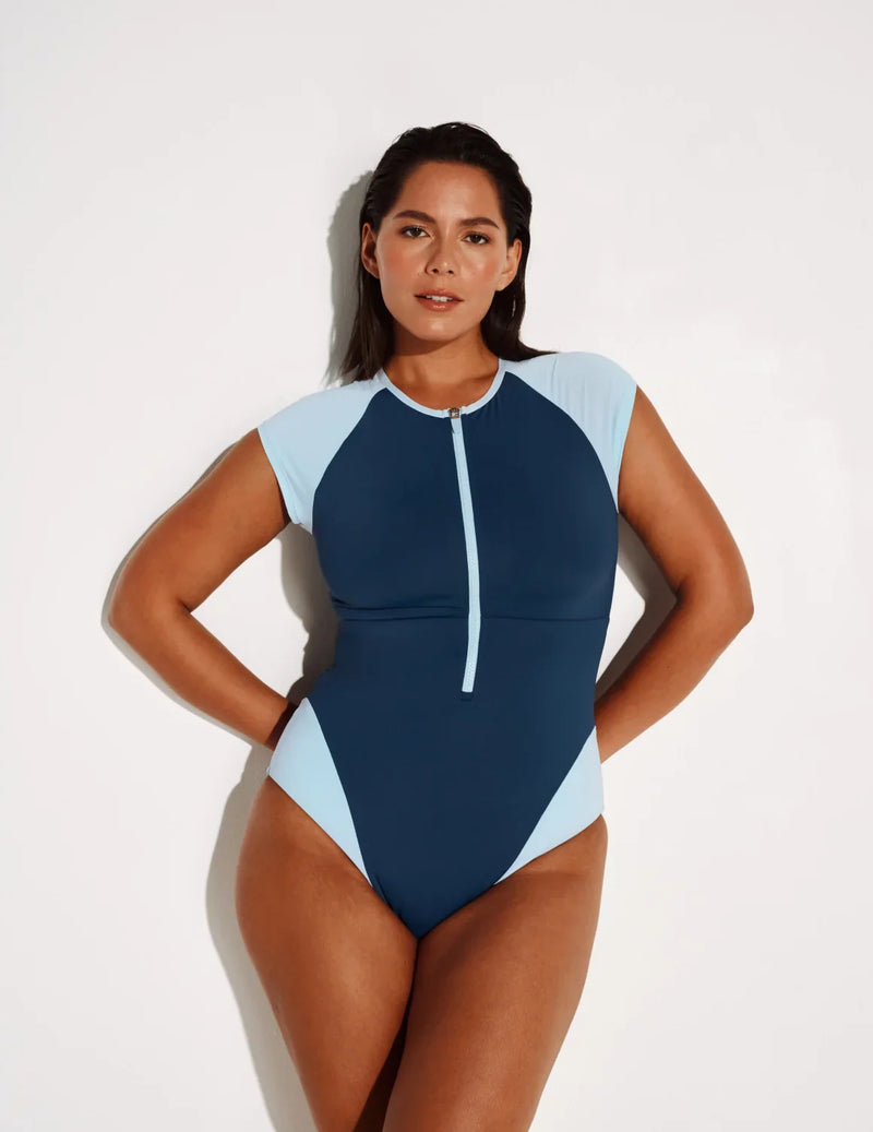 Maya is 5’7”, a 34DDD, has 43” hips and wears a Knix size L  | Horizon/Blue Ice