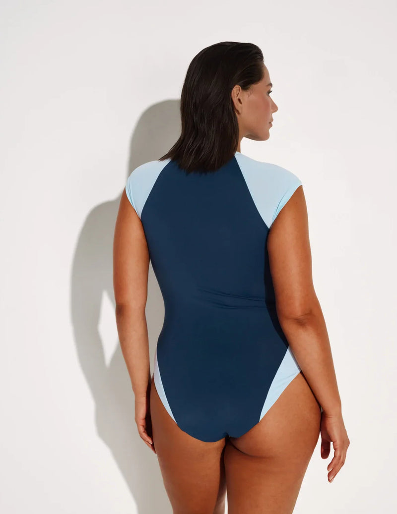 Maya is 5’7”, a 34DDD, has 43” hips and wears a Knix size L  | Horizon/Blue Ice