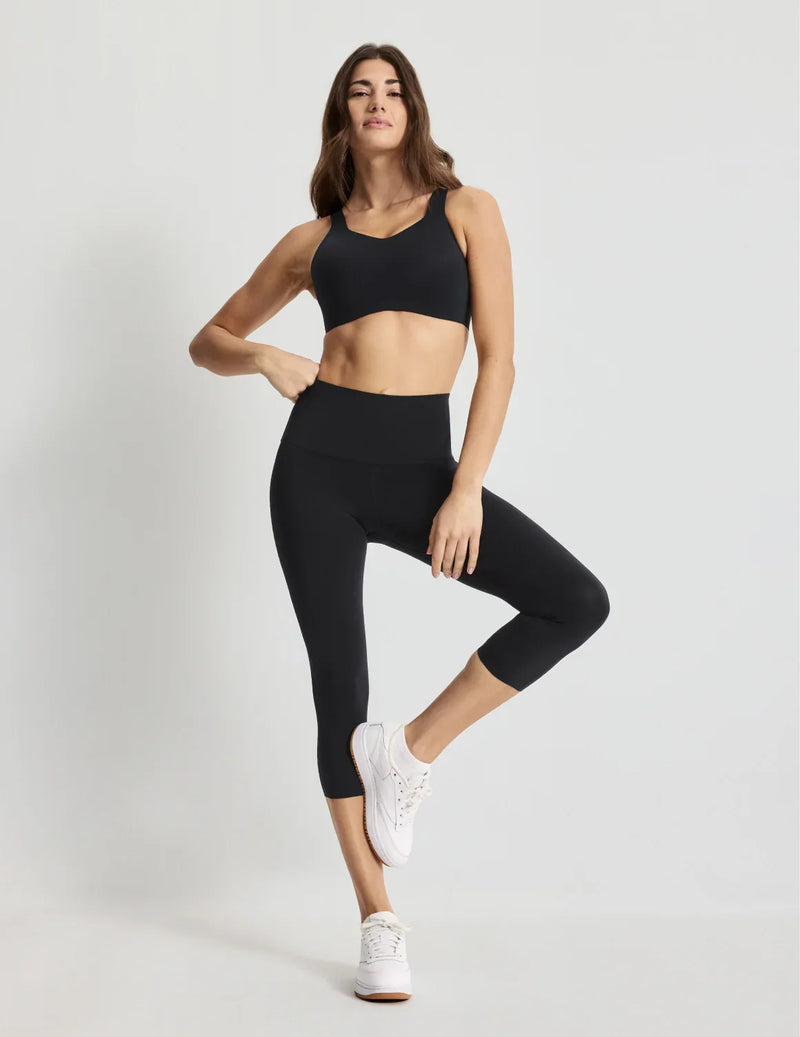 Sofia is 32D and wears a Knix size S+ | Black