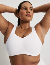 Adiya is a 36C and wears a Knix size L | White