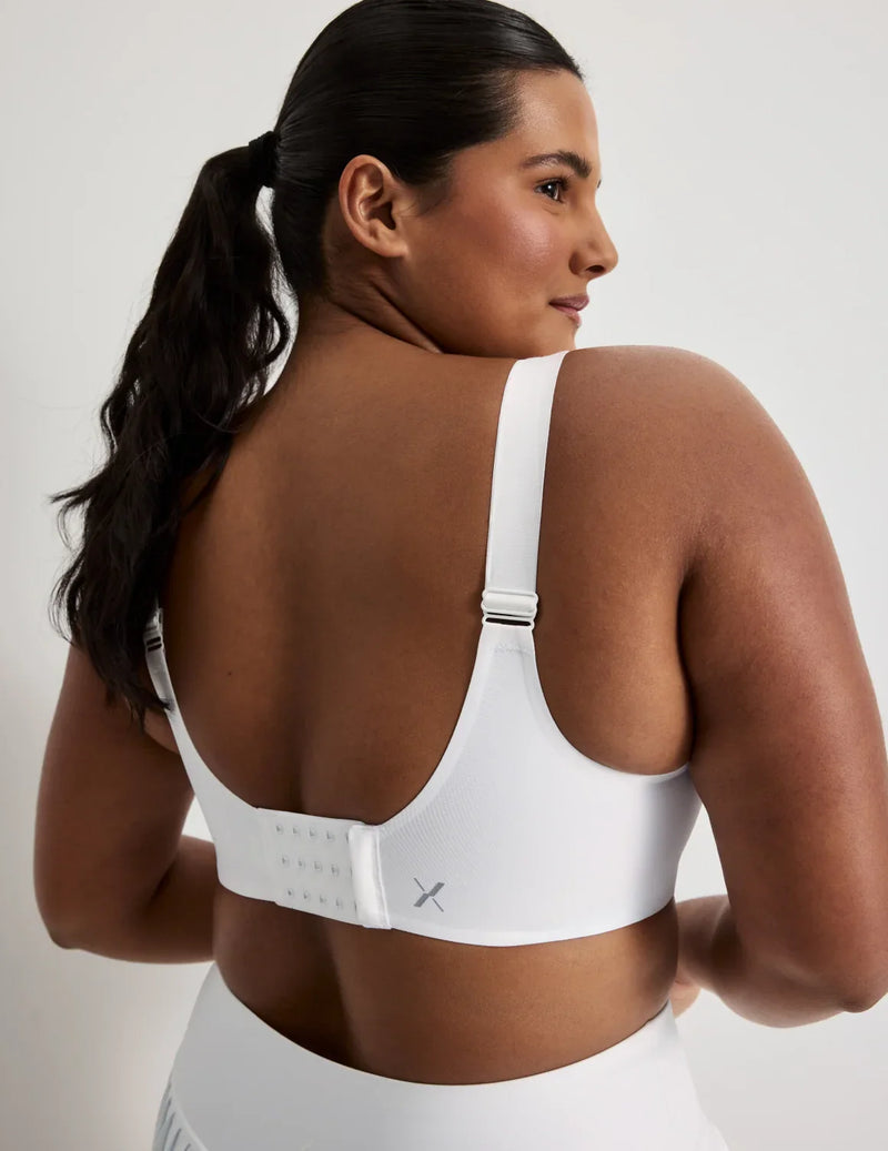 Adiya is a 36C and wears a Knix size L  | White