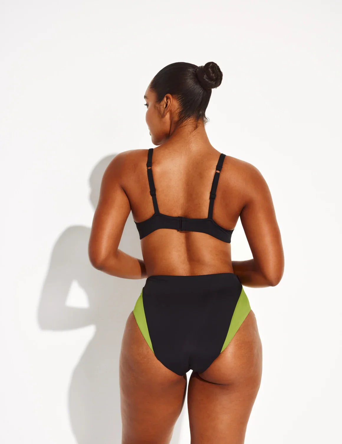 Amber has 44” hips and wears a Knix size L | Black/Chartreuse