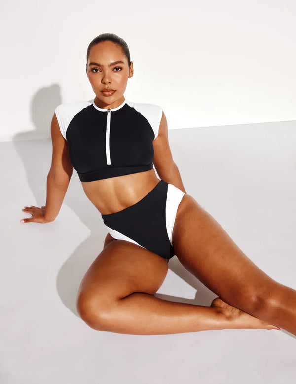 Amber has 44” hips and wears a Knix size L | Black/White