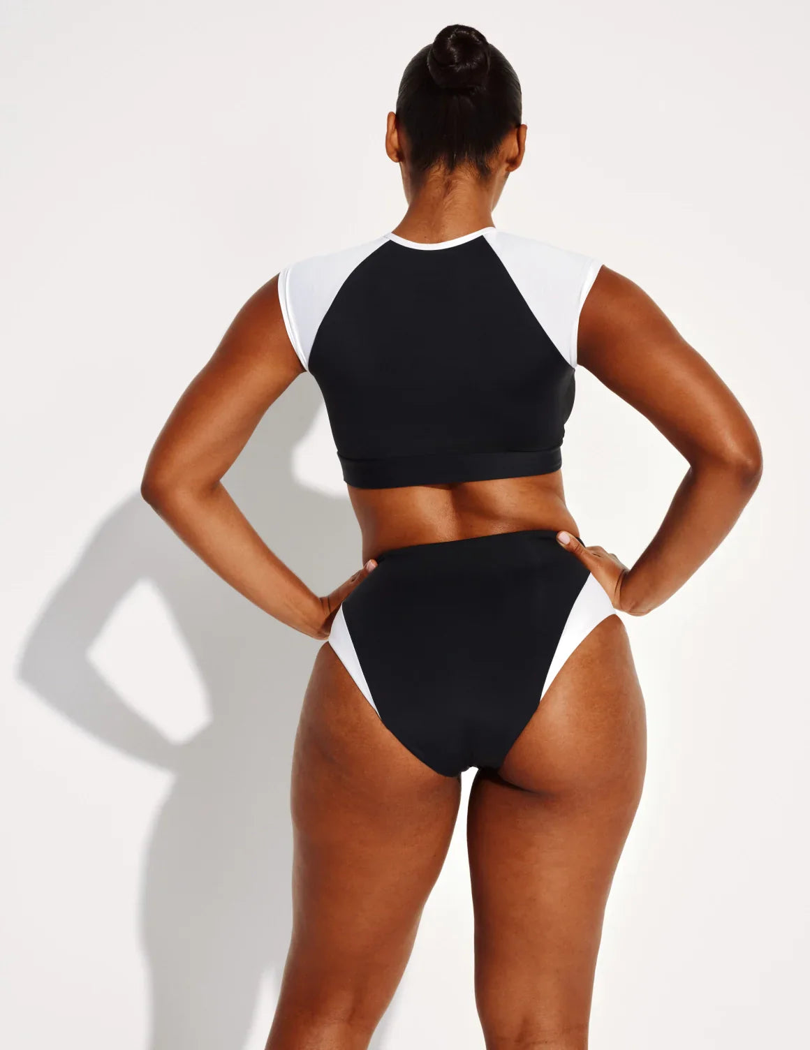 Amber has 44” hips and wears a Knix size L | Black/White