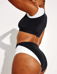 Amber has 44” hips and wears a Knix size L | Black/White