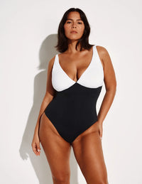 Maya is 5’7”, a 34DDD, has 43” hips and wears a Knix size L | Black/White
