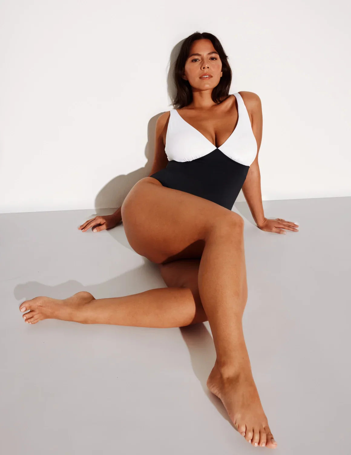Maya is 5’7”, a 34DDD, has 43” hips and wears a Knix size L | Black/White