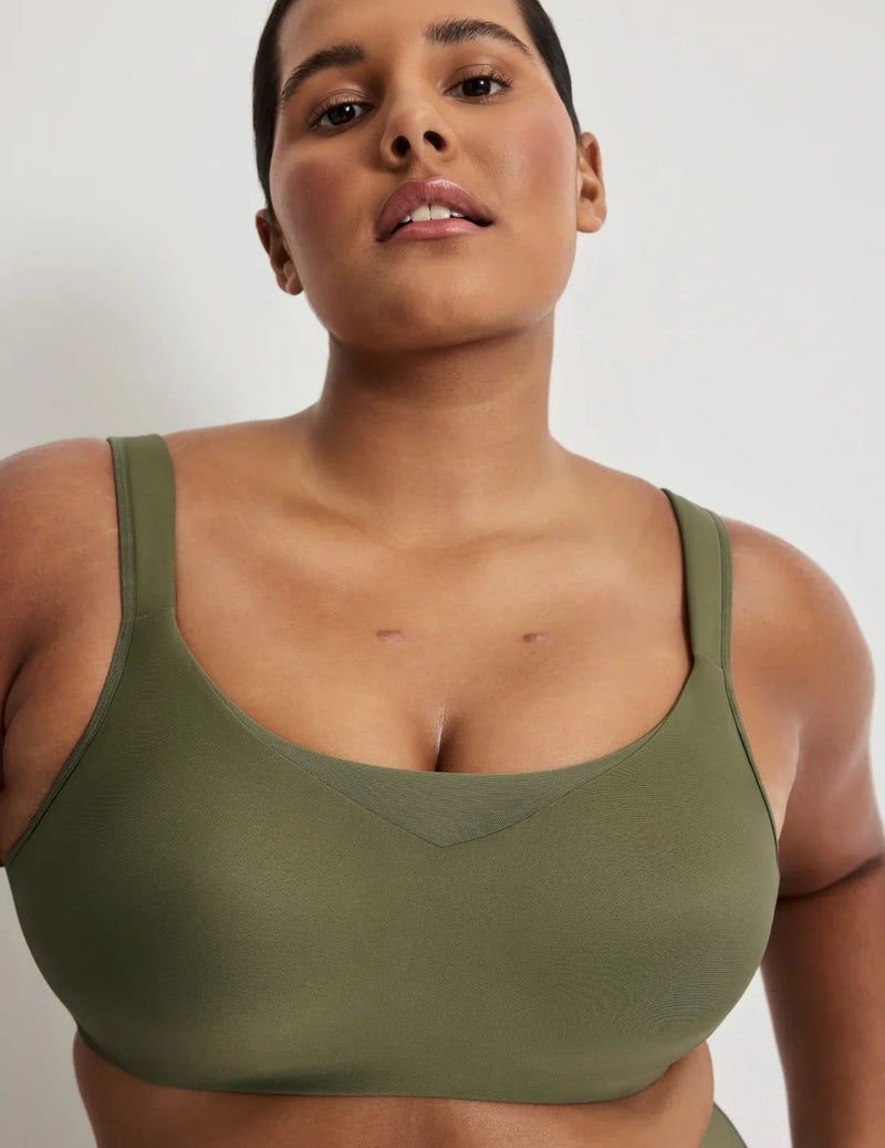 Adiya is a 36C and wears a Knix size L | Olive