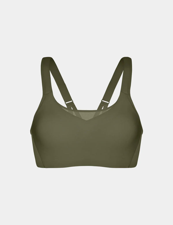 Adiya is a 36C and wears a Knix size L | Olive