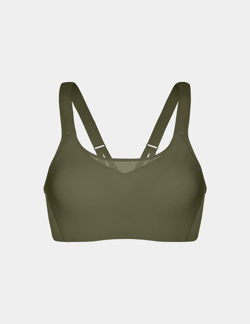 Adiya is a 36C and wears a Knix size L | Olive