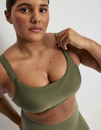 Adiya is a 36C and wears a Knix size L | Olive