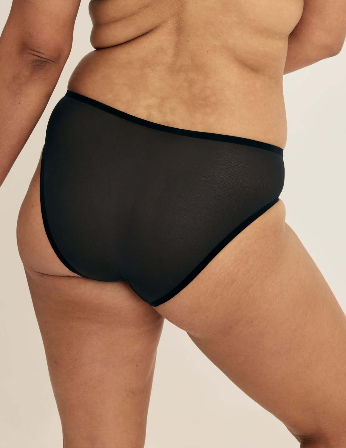 Binta has 44” hips wearing KNIX L | Black