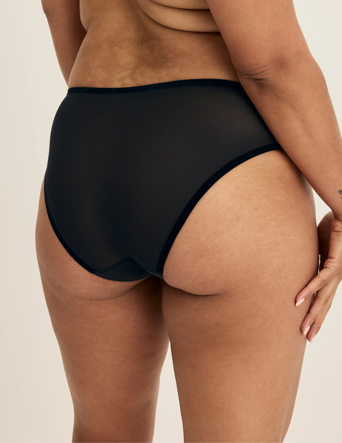 Binta has 44” hips wearing KNIX L | Black
