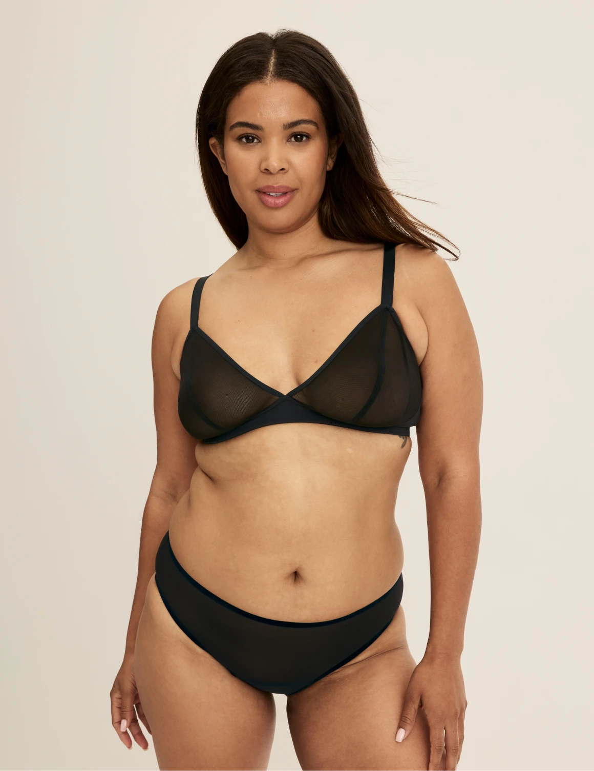 Binta has 44” hips wearing KNIX L | Black