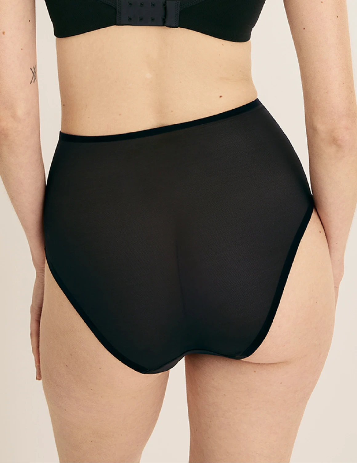 Molly has 36“ hips wearing KNIX S | Black