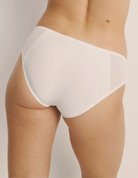 Ashley has 39“ hips wearing KNIX S | White