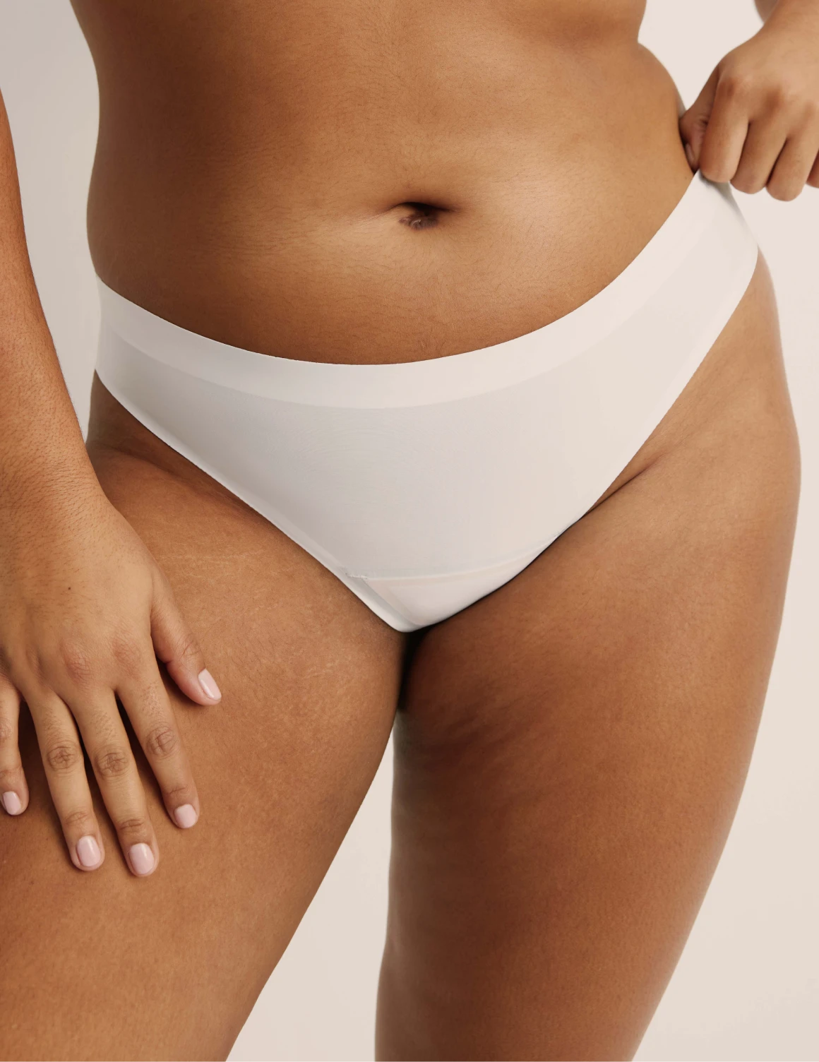 Adiya has 40” hips and wearing KNIX L | White