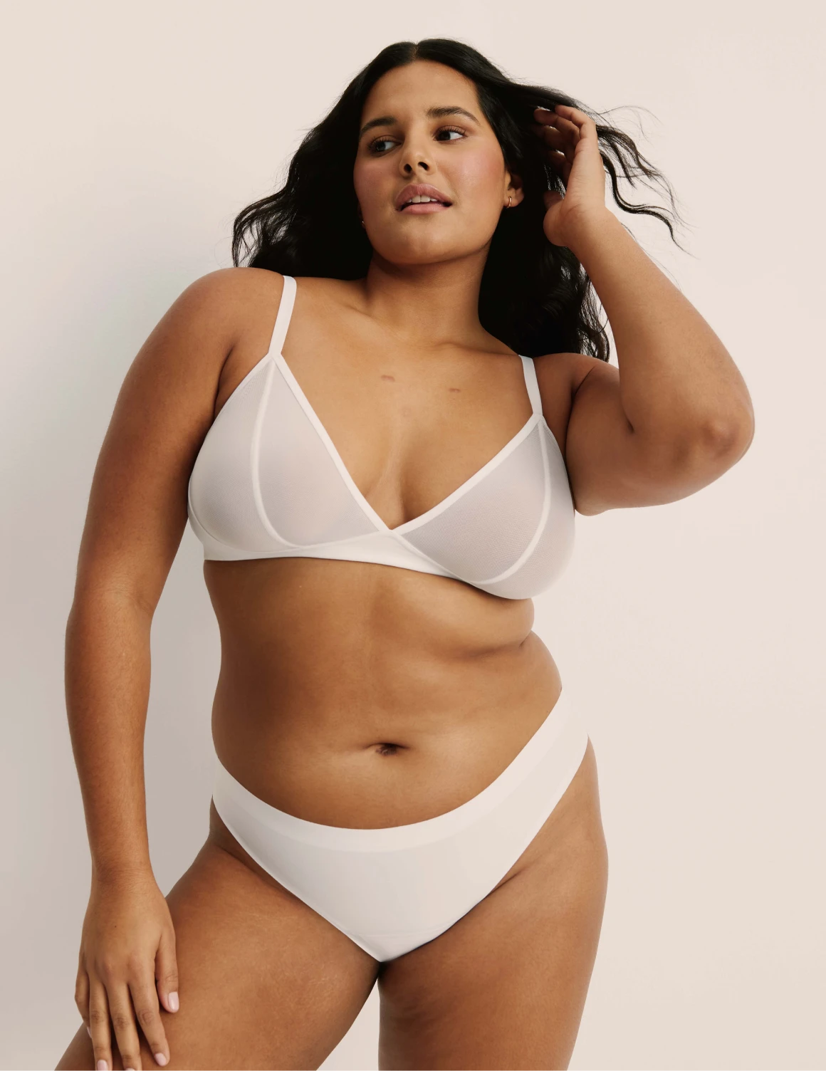 Adiya has 40” hips and wearing KNIX L | White
