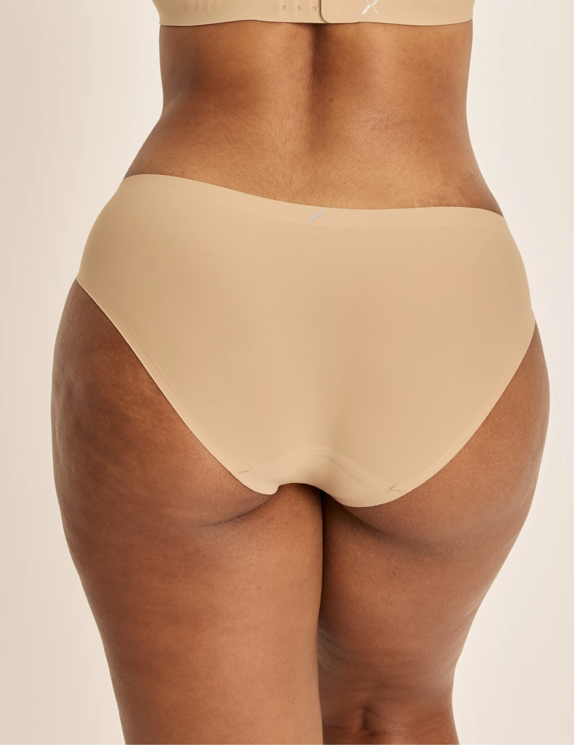 Amber has 46” hips, and wearing KNIX L | Warm Sand