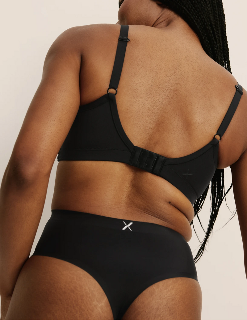 Gin has 38” hips, and wearing KNIX S | Black