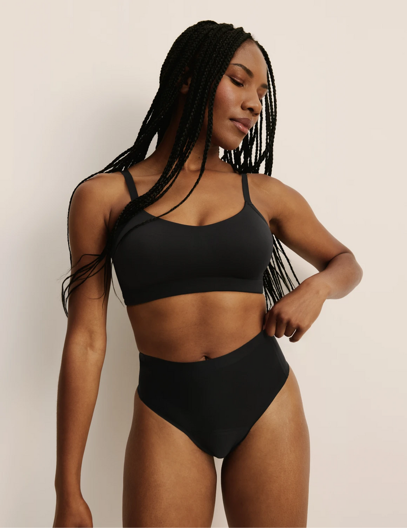 Gin has 38” hips, and wearing KNIX S | Black