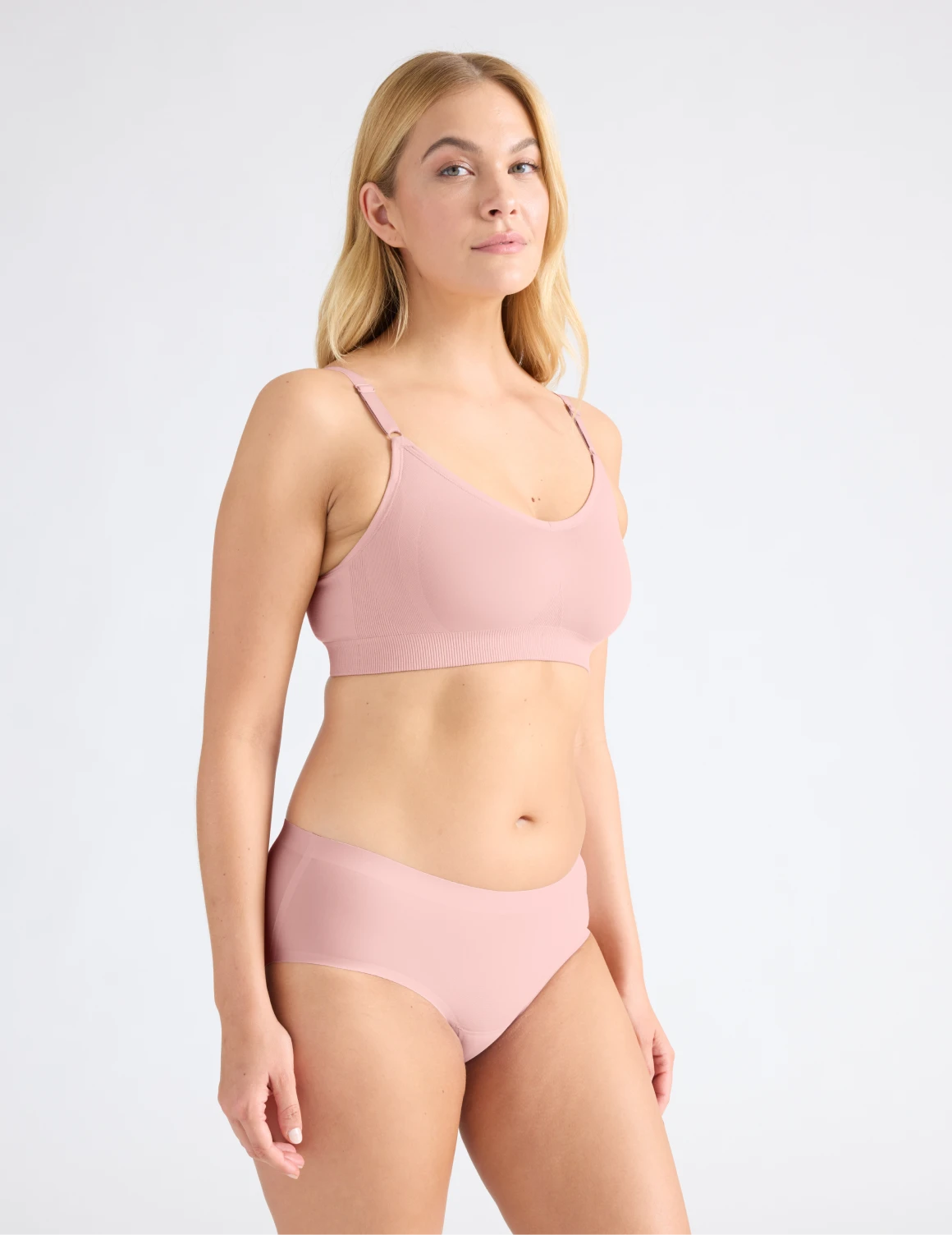Isabelle has 40” hips and wearing KNIX M | Rose Water