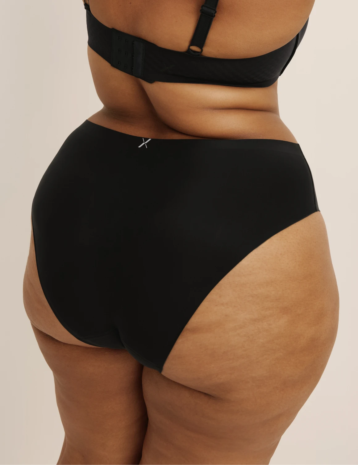 Leslie has 49” hips, wearing KNIX XXL | Black