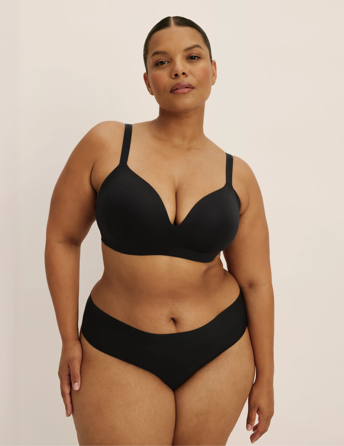 Leslie has 49” hips, wearing KNIX XXL | Black