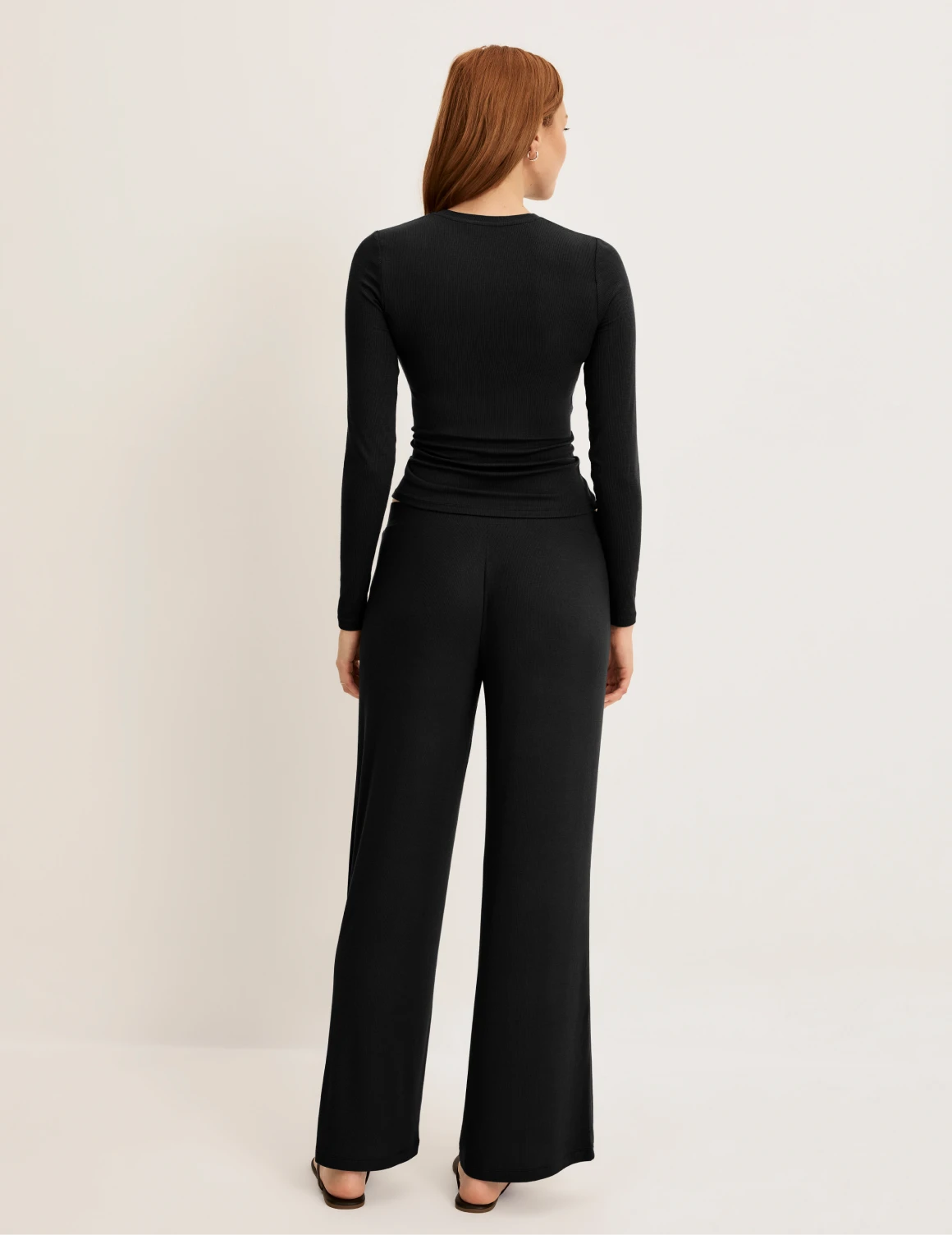 Molly has 36“ hips wearing KNIX S | Black