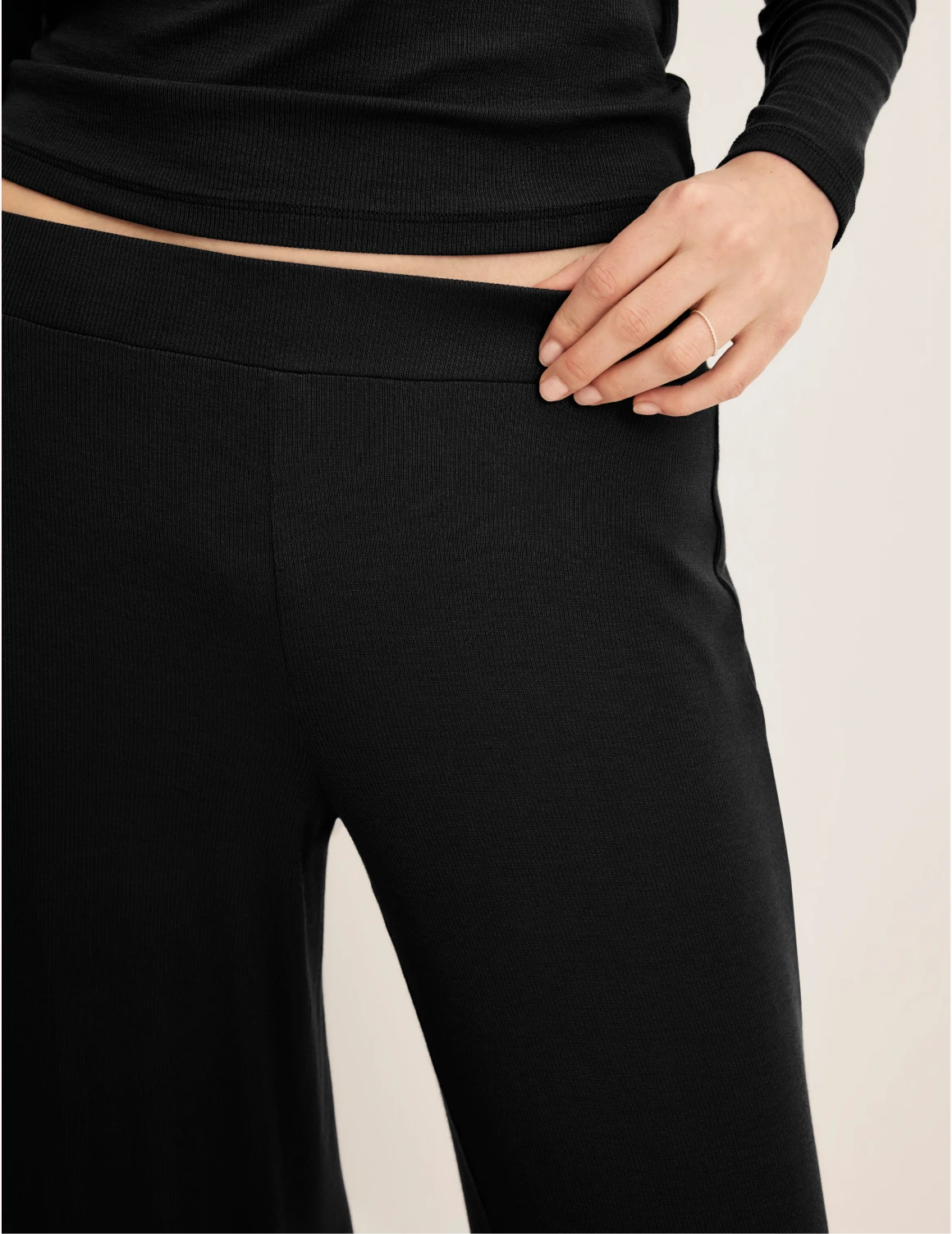 Molly has 36“ hips wearing KNIX S | Black
