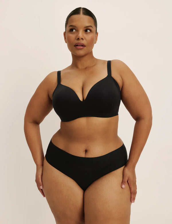 Leslie has 49” hips, wearing KNIX XXL | Black