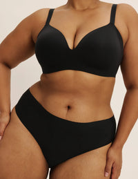 Leslie has 49” hips, wearing KNIX XXL | Black