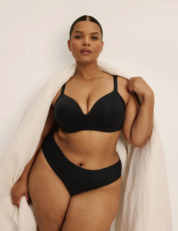 Leslie has 49” hips, wearing KNIX XXL  | Black