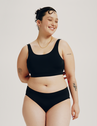 Felixe (she/her) has 44” hips and is wearing a size XL | Black
