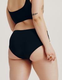 Felixe (she/her) has 44” hips and is wearing a size XL | Black